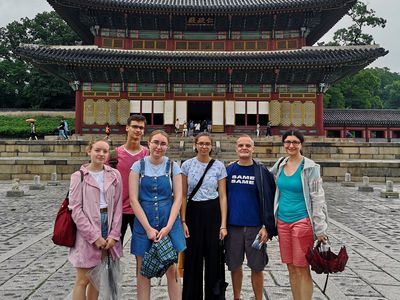 Das deutsche Team beim Besuch von Sehenswürdigkeiten in Seoul (im Hintergrund: Changdeokgung Palace).