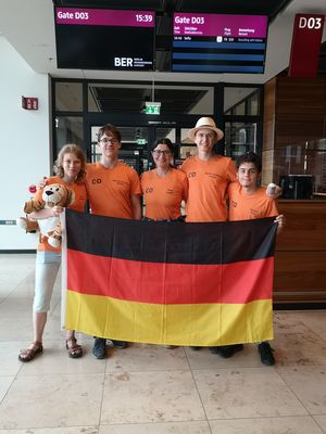 5 Personen am Berliner Flughafen halten eine Deutschlandflagge