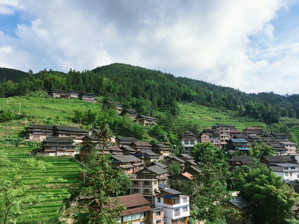 Bergige Landschaft mit an Hängen gebauten Häusern